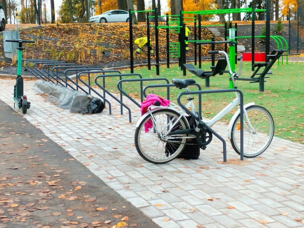 pyörä telineessä pyöräpysäköintialueella syksyllä
