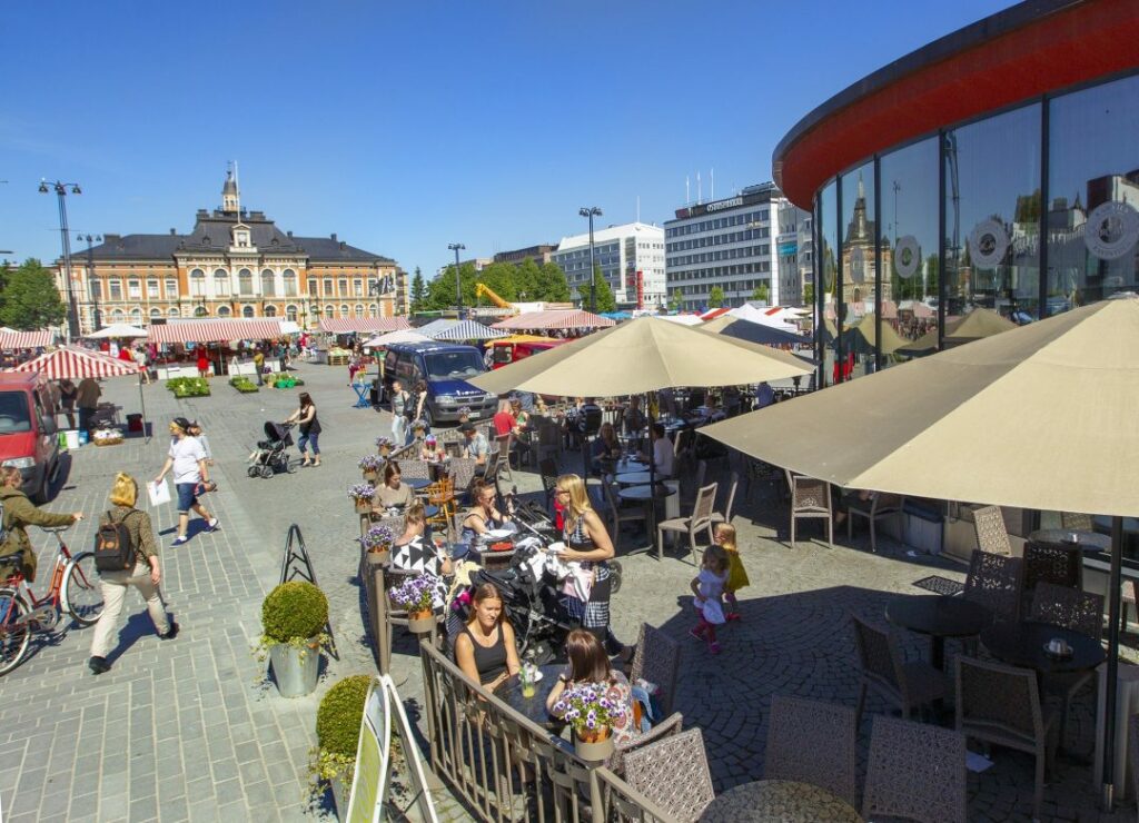 torilla vilinää, ihmisiä torikahveilla