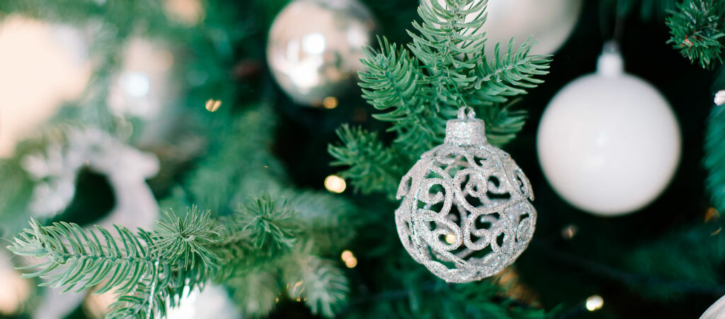 Joulupallot kuusessa.