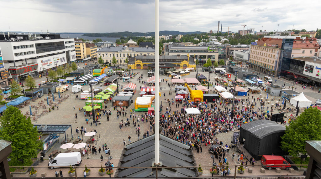 Yleisöä Kuopion torilla.