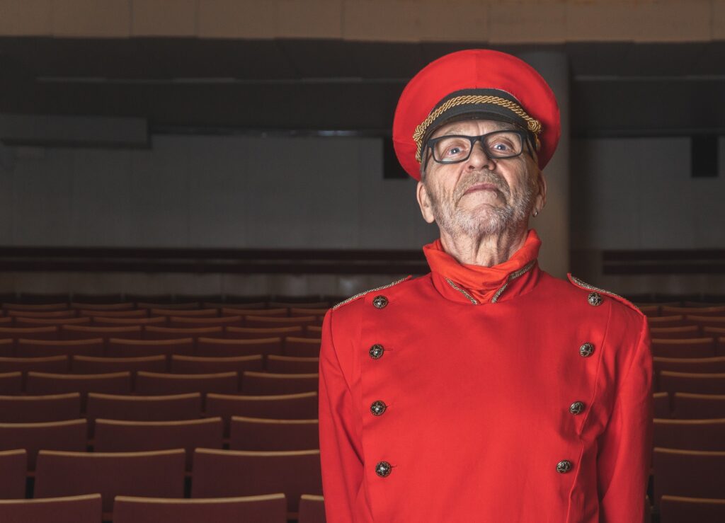 Vanhanajan elokuvateatterin paikannäyttäjä ja lipuntarkastaja