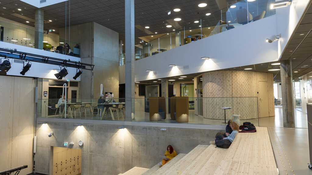 Taidelukio Lumitin sisätilat, rappuset sekä aulatilat eri kerroksissa.