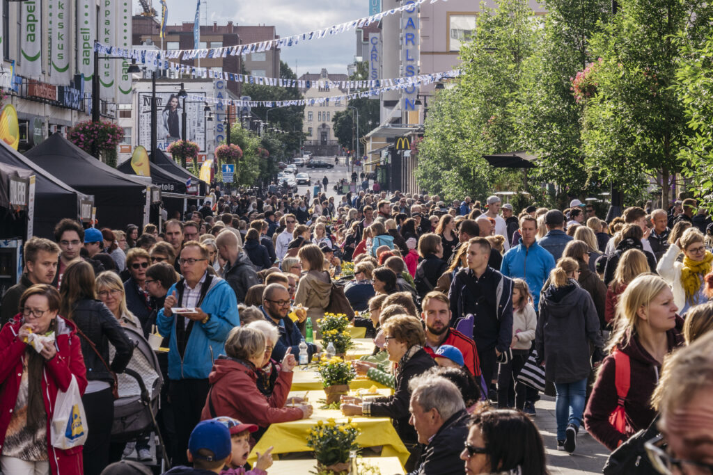 Ihmisiä Kuopion kauppakadulla SATOA -ruokafestivaaleilla