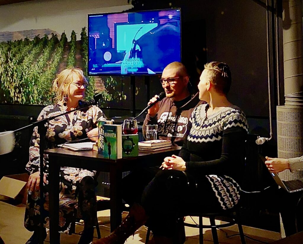 kolme ihmistä haastattelutilanteessa