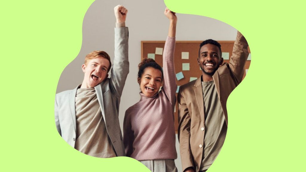 Kolme iloista henkilöä