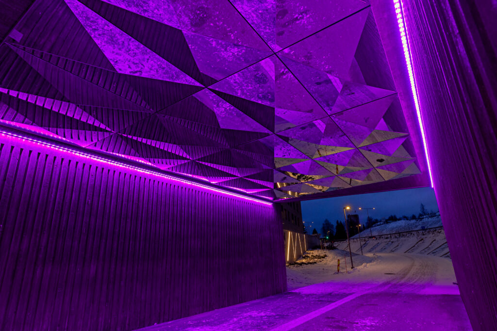 Violettina hohtava sillan alikulku.