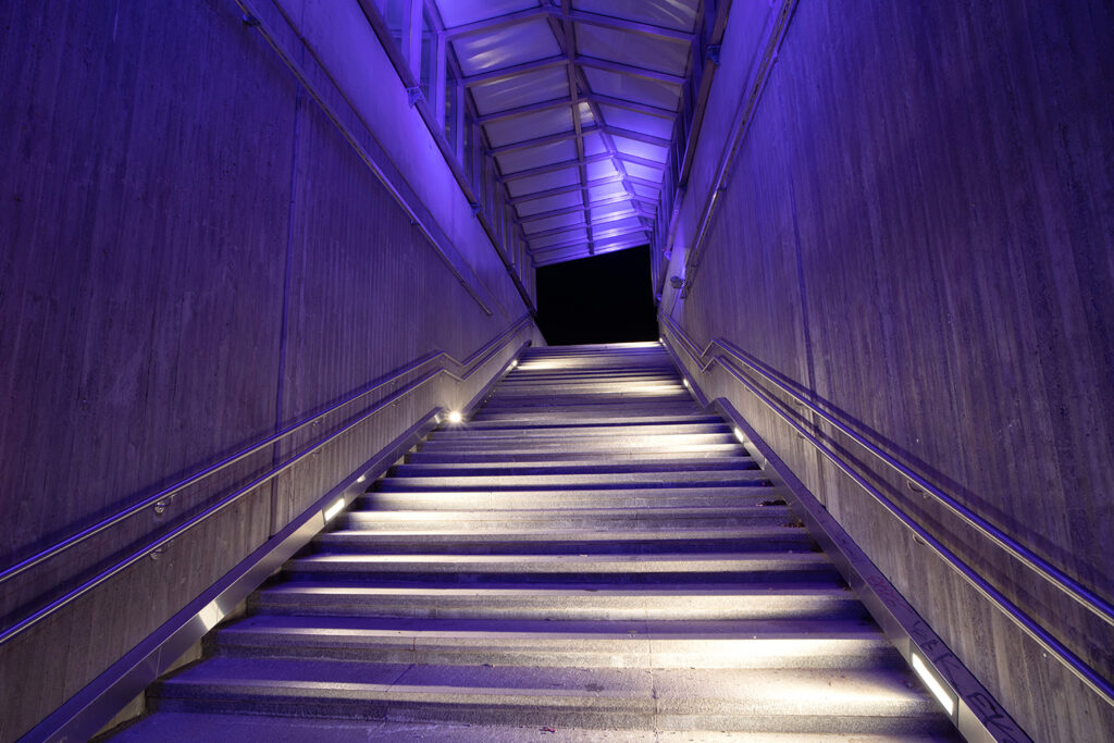 Sillan alikulku hehkuu violettina.