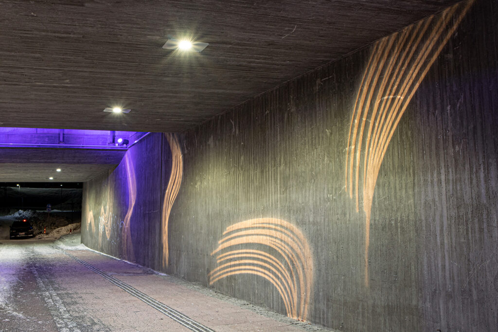 Sillan alikulun seinään heijastuu valokaaria.