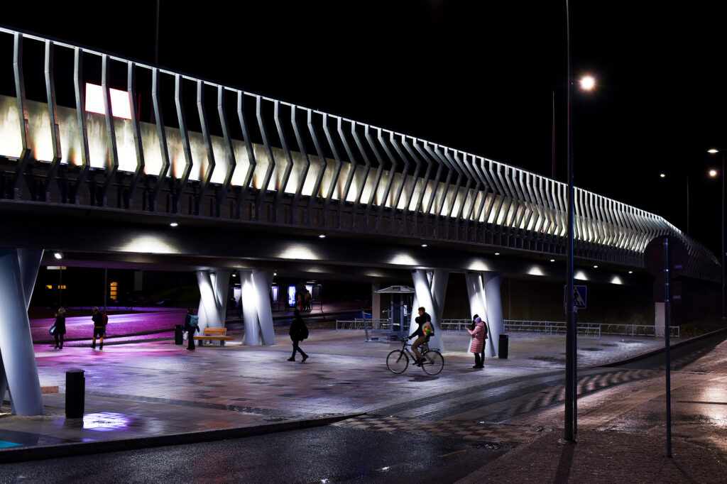 Silta hehkuu valkoista valoa.