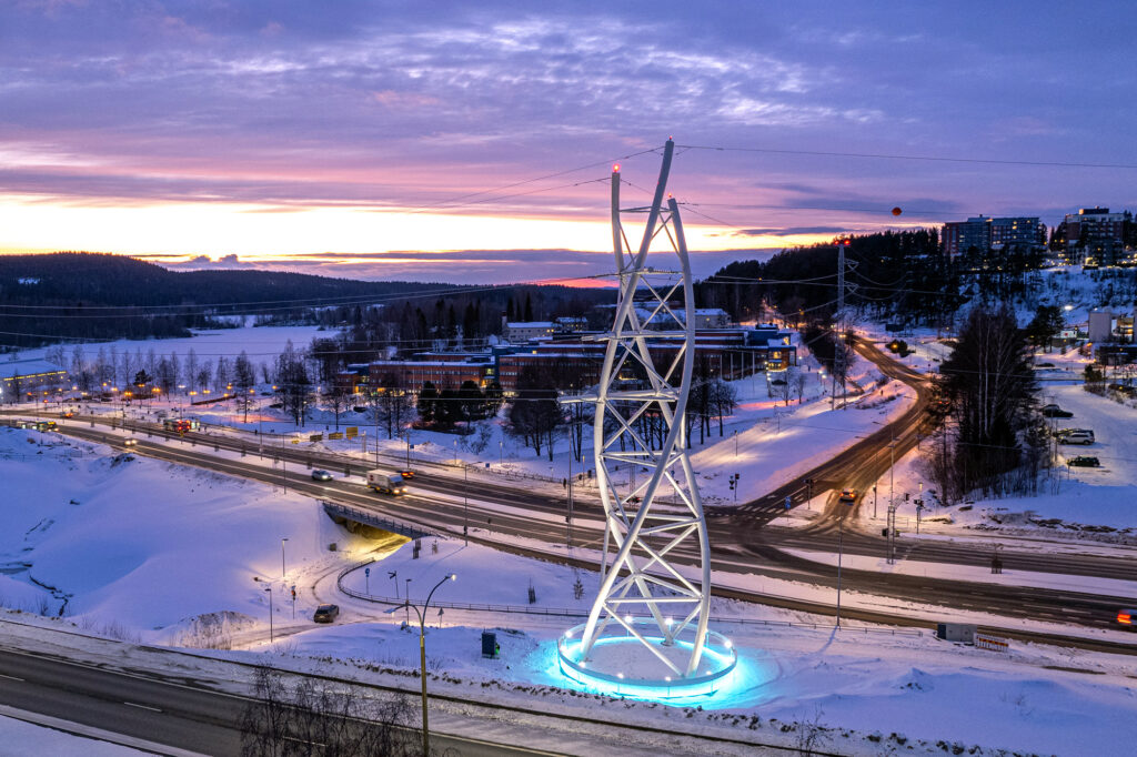 Viäntö-niminen maisemapylväs talvisessa maisemassa sinisellä hetkellä.