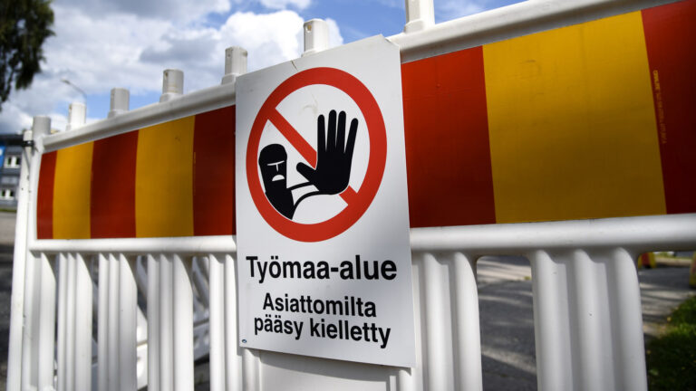 Työmaa-aita lähikuvassa, jossa kyltti: Työmaa-alue, asiattomilta pääsy kielletty