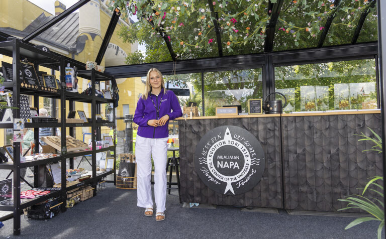 Kuvassa vuoden 2024 matkailuneuvoja Mualiman Napa Shopissa.