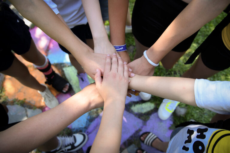Lasten käsiä yhdessä