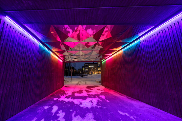 Sillan alikulku loistaa sateenkaaren väreissä.