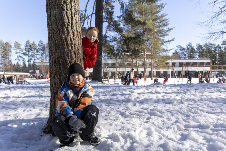 Koulunpiha, jossa lapset ovat välitunnilla.