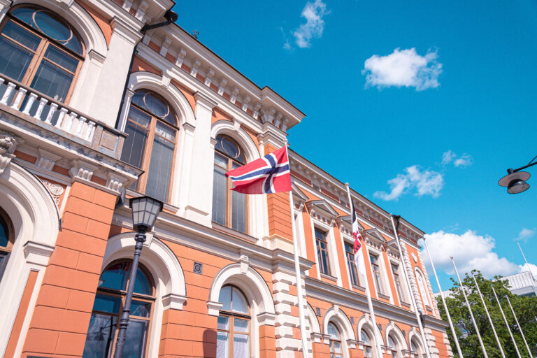 Norjanlippu Kuopion Kaupungintalon edustalla