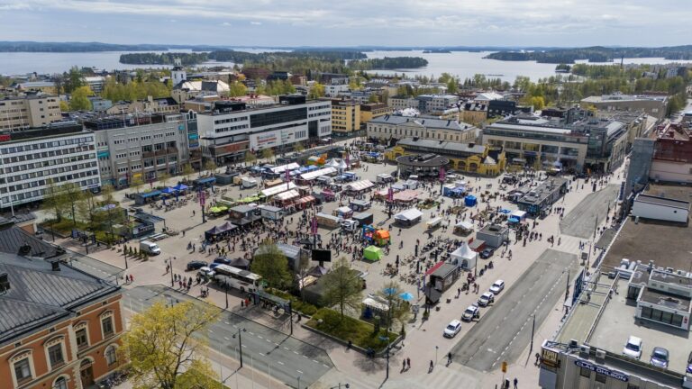 Ilmakuvattun tori kesäisenä, aurinkoisen päivänä.