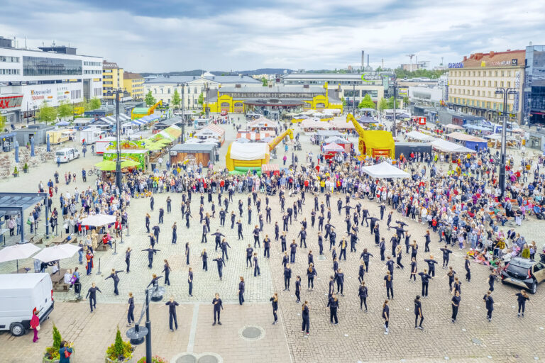 Kuopion torilla tanssivia hahmoja