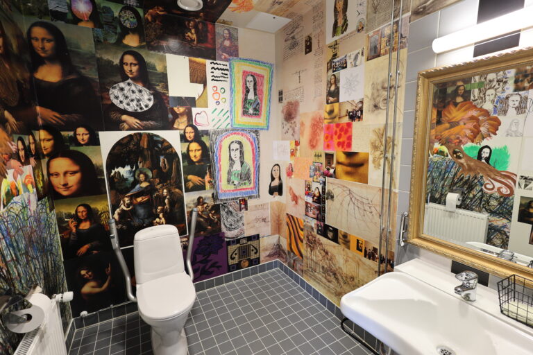 KUMMAssa sijaitsevan taidevessan seinät ovat täynnä kuvia ja piirroksia