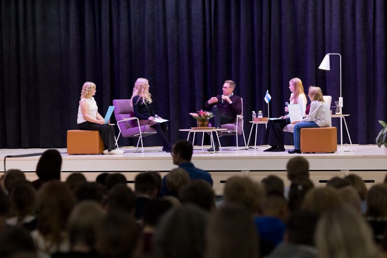 Presidentti Stubb vieraili Saimaanportin yhtenäiskoulussa. Vierailun aikana presidentti Stubb tapasi oppilaita ja seurasi oppilaiden esityksiä. Kuva: Emmi Syrjäniemi / Tasavallan presidentin kanslia