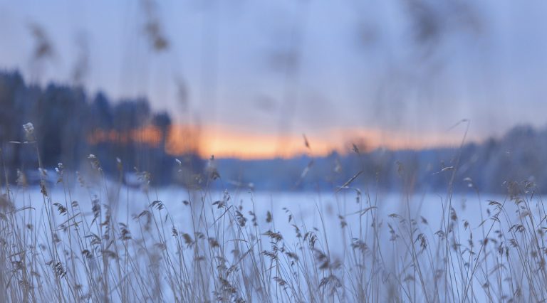 Luminen maisema auringonlaskun aikaan.