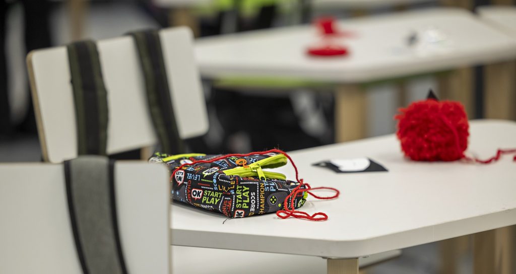 Askartelutarvikkeita pöydällä.