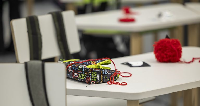 Askartelutarvikkeita pöydällä.